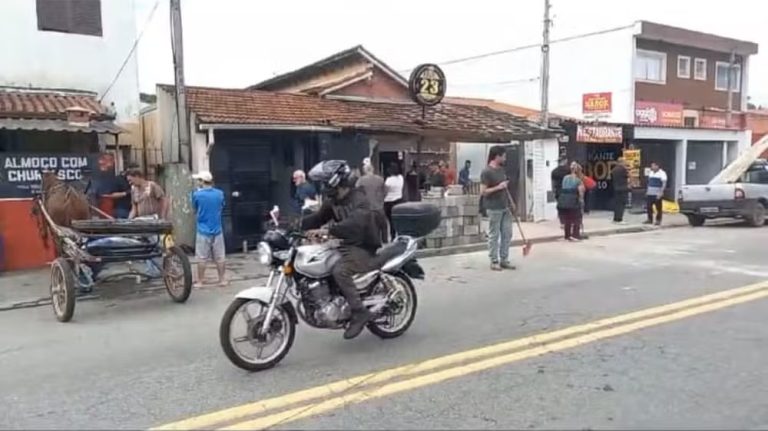 DEPOIS DE ACIDENTE COM CARRO, ÔNIBUS INVADE A CALÇADA E ATROPELA 12 PESSOAS EM MOGI DAS CRUZES IMG 7005