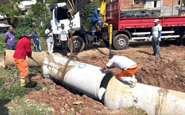 Prefeitura implanta nova tubulação em vala de drenagem no Jardim Fortaleza valadedrenagemjdfortaleza