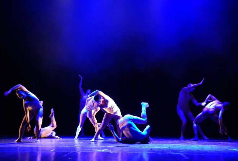 Teatro Mario Covas comemora 21 anos com homenagem e atrações culturais CorpodeBailedeCaraguatatuba JCCurtis28129