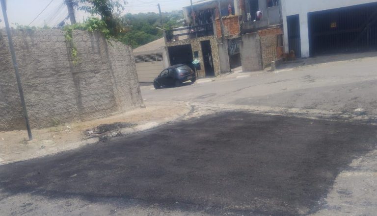 Vereador João Sabugo conquista Operação Tapa-Buraco e reforça pedidos por melhorias no Jardim Quaresmeira IMG 20251206 WA0010