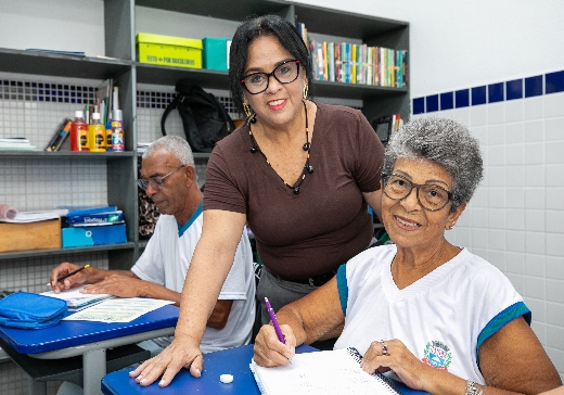 Dia dos Professores: ‘Maestrina’ rege o aprendizado dos alunos da EJA em PG wp header logo 3436
