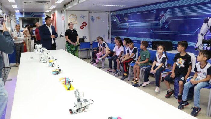 Prefeito acompanha atividades de ciência e tecnologia em unidade móvel do Sesi wp header logo 3727