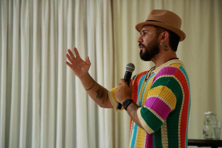 Profissionais da Educação de Guararema vivem noite de emoção e inspiração com o poeta Bráulio Bessa wp header logo 4136
